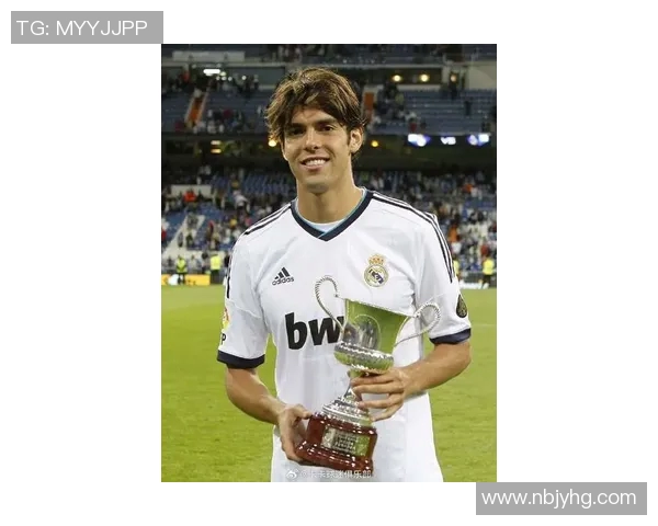 卡卡足球明星近照曝光展现风采与魅力的全新形象